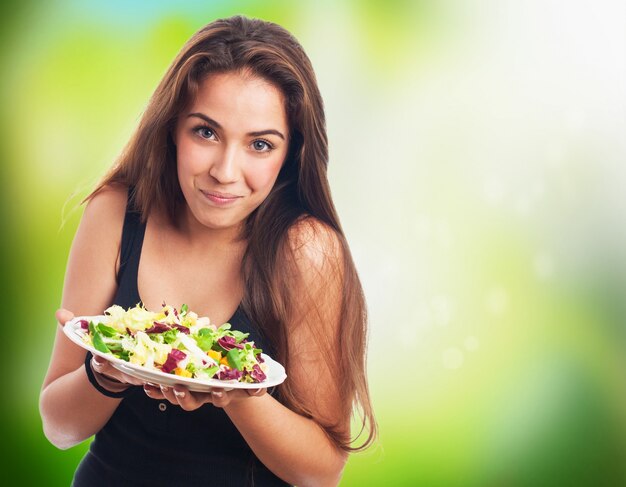 Fille regardant sa salade