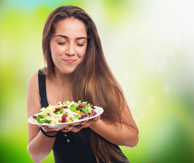 Fille Regardant Sa Salade