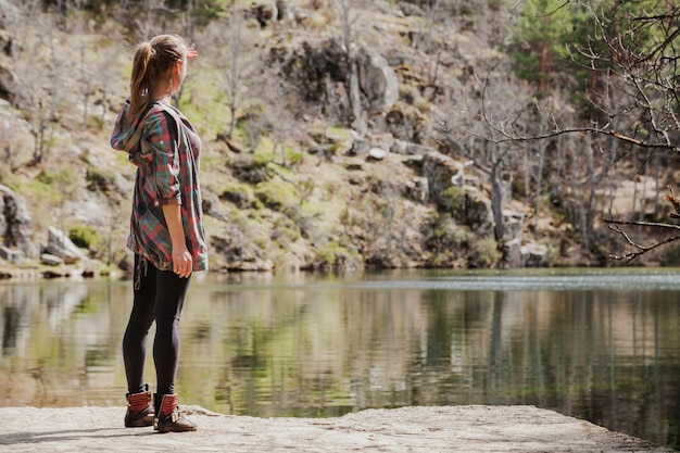 Fille regardant la surface de la rivière