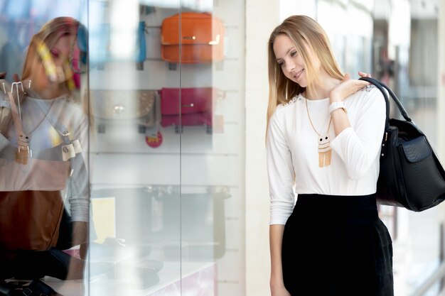 Fille regardant une vitrine