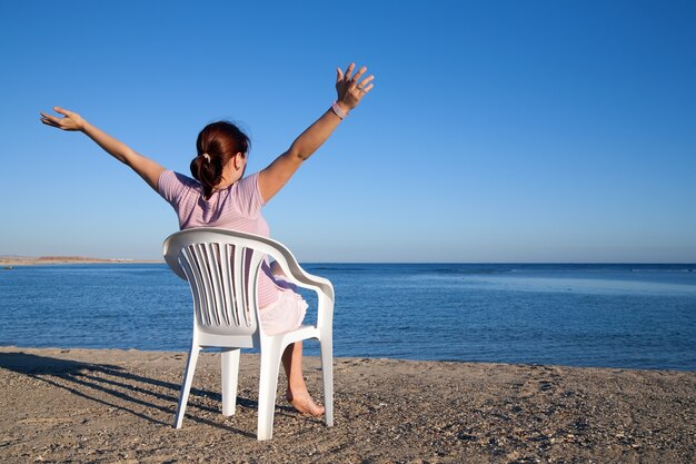 Fille relaxante à la plage de villégiature