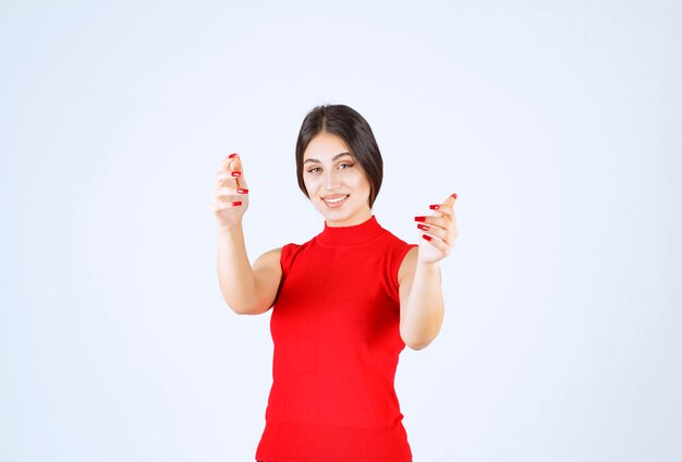 Fille remarquant et s'adressant à quelqu'un devant.