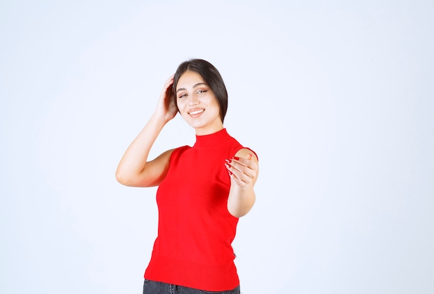 Fille remarquant et s'adressant à quelqu'un devant.