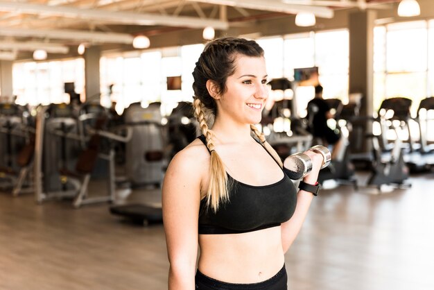 Fille de remise en forme à l&#39;aide d&#39;haltères