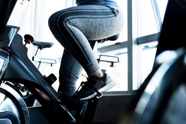 Fille de remise en forme à l&#39;aide de vélo stationnaire