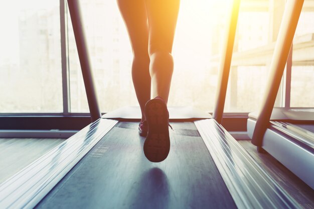 Fille de remise en forme en cours d'exécution sur tapis roulant