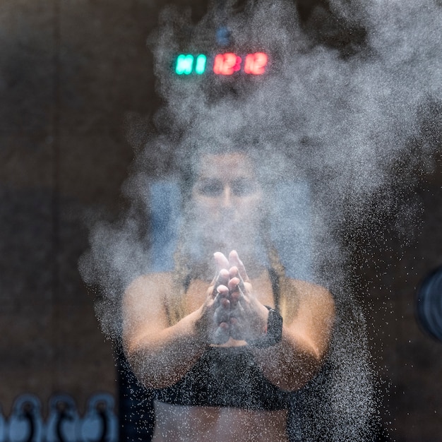 Fille de remise en forme couverte de poussière