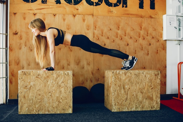 Fille de remise en forme dans un gymnase