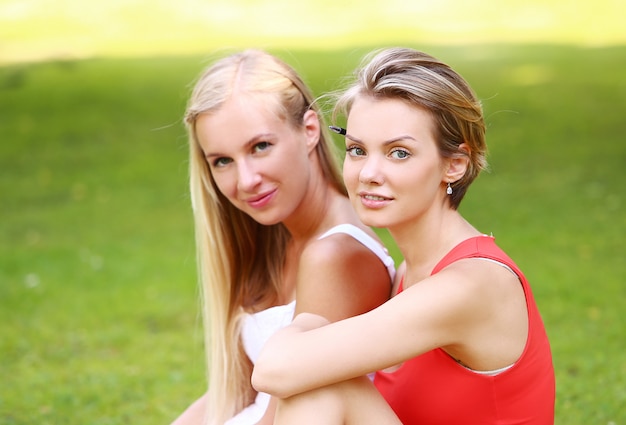 Fille de remise en forme travaille dans le parc