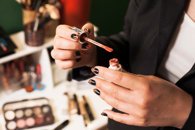 Fille remplissant brosse avec brillant