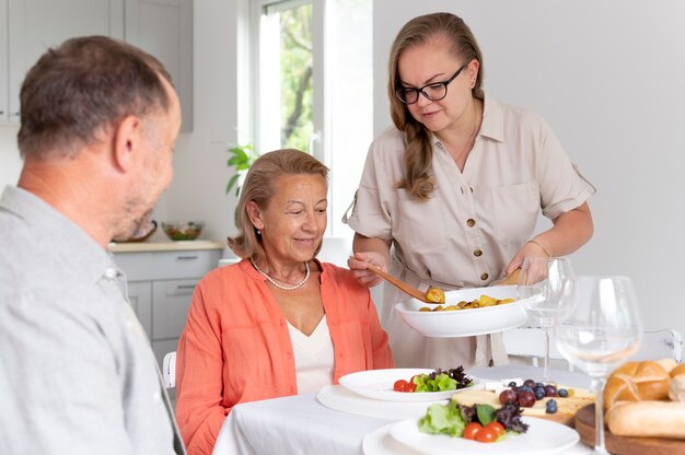 Fille rendant visite à ses parents à leur domicile