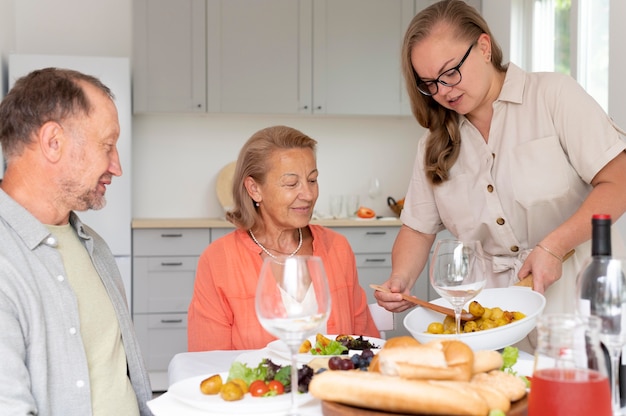 Photo gratuite fille rendant visite à ses parents à leur domicile