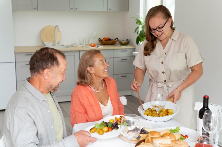 Photo gratuit fille rendant visite à ses parents à leur domicile