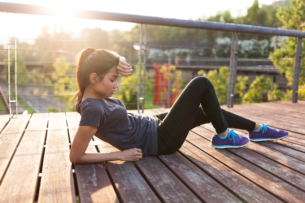 Photo gratuite fille de repos après l'exercice