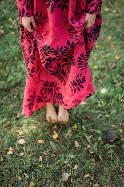 fille en robe en lin. avec une guirlande de fleurs sur sa tête.