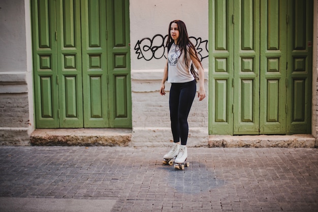 Photo gratuite fille en rollerskates debout sur la rue