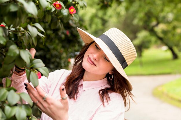 Fille romantique en regardant arbre fleurissant