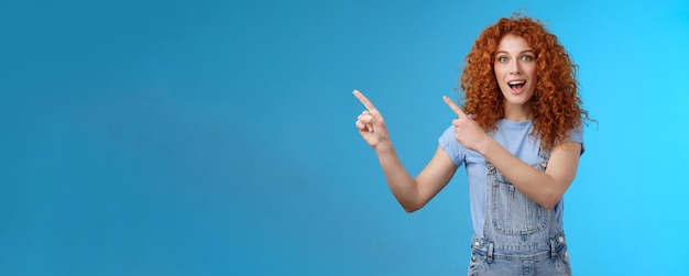 Photo gratuite fille rousse bouclée voir un emplacement génial prendre une photo près de la plage médias sociaux vacances voyage histoire poin