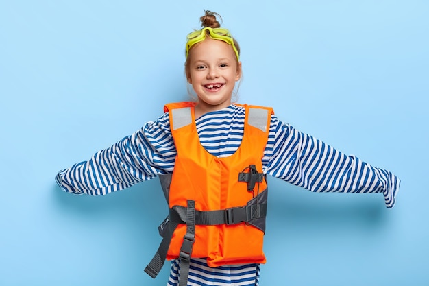 Photo gratuite fille rousse insouciante posant dans sa tenue de piscine