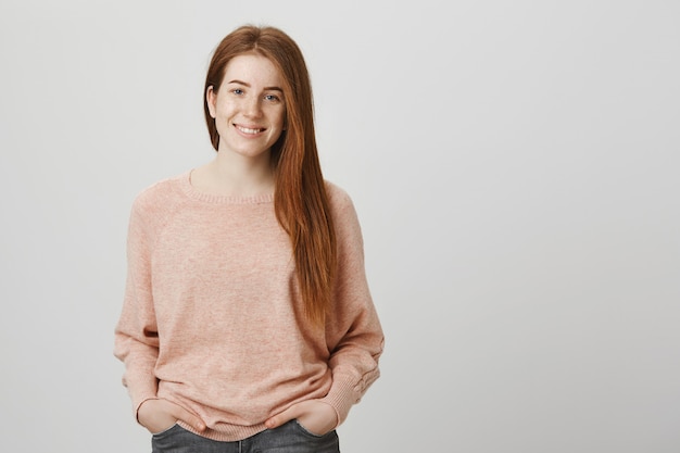 Fille rousse joyeuse avec des taches de rousseur souriant