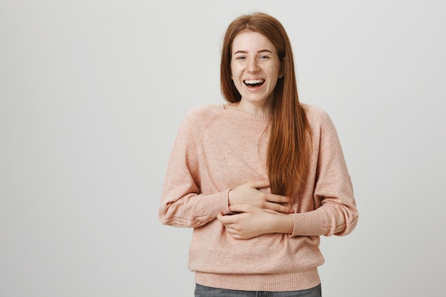 Fille Rousse Riant Aux éclats, Touche Le Ventre En Gloussant