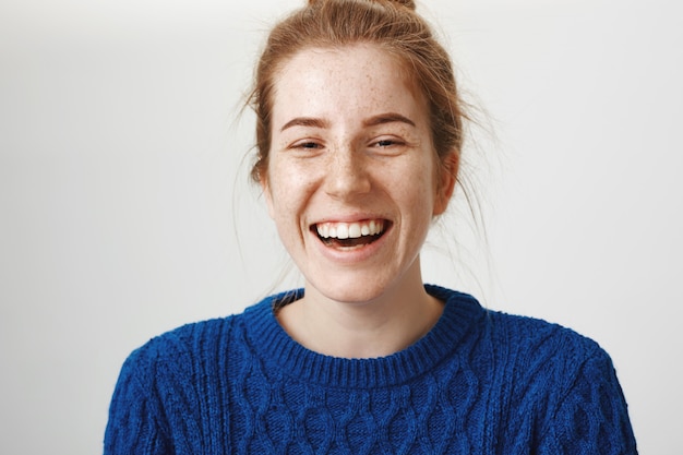 Fille rousse riante insouciante avec beau sourire