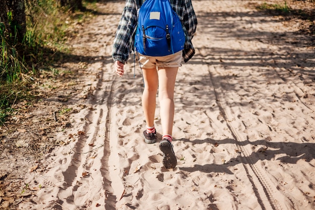 Photo gratuite fille de routard marcher seul dans la voie