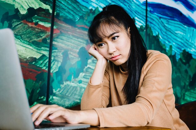 Fille s&#39;ennuie au bureau