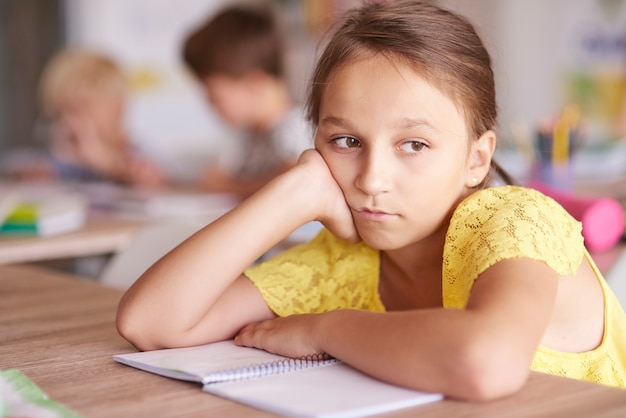 Fille s'ennuie à la leçon