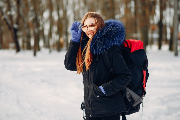 fille avec sac à dos