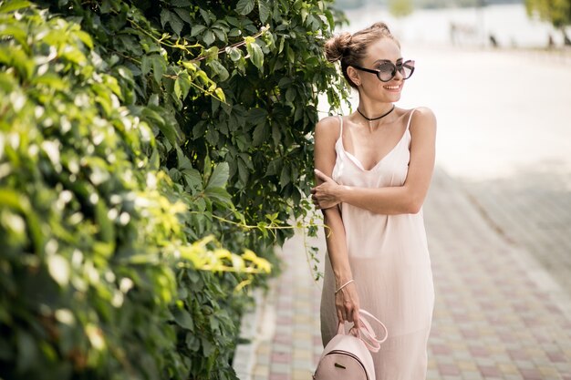 Fille avec sac