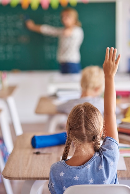 Fille sachant la meilleure réponse à la question