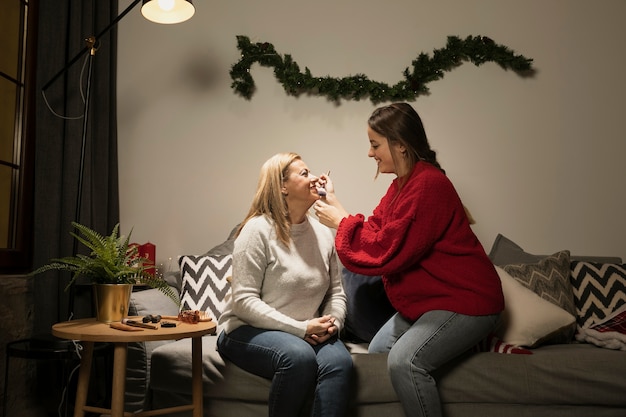 Fille se maquillant pour sa mère