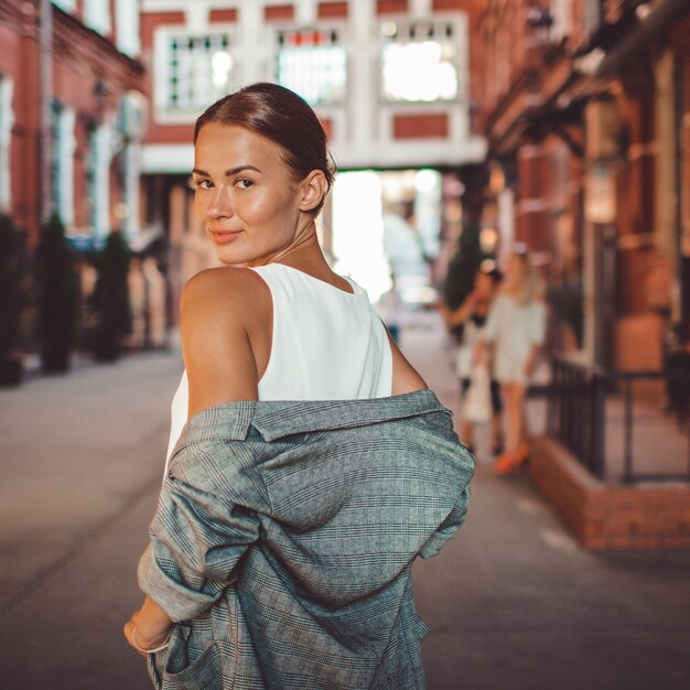 la fille se promène dans la ville