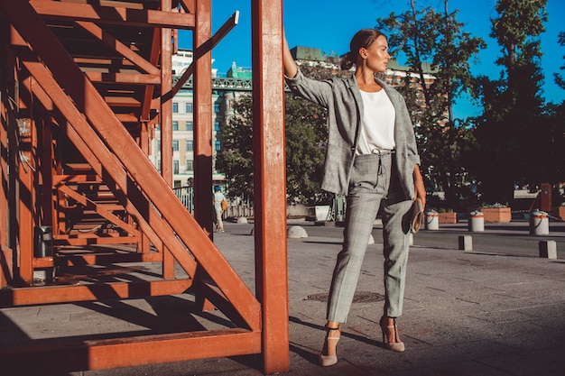 Photo gratuite la fille se promène dans la ville