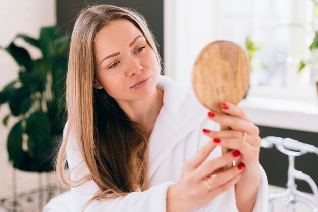 Fille se regardant dans un miroir