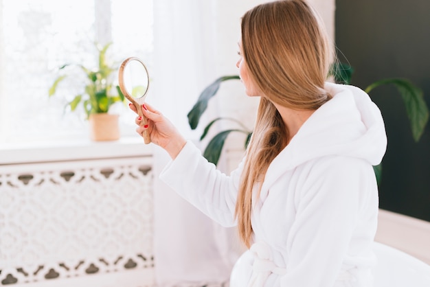 Fille se regardant dans un miroir