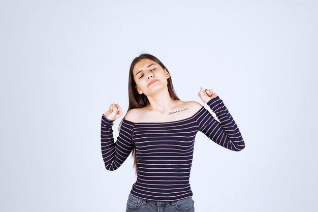 La fille se sent épuisée et a l'air endormie.