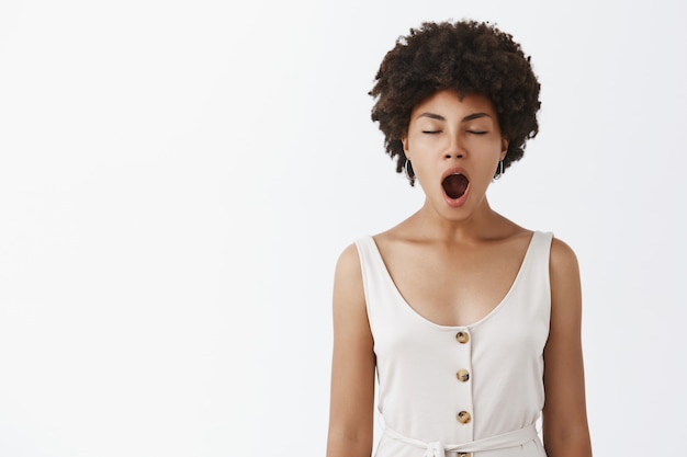 Photo gratuite fille se sentant somnolent, bâillant avec la bouche ouverte et les yeux fermés, manquant de sommeil bon et sain, être fatigué et rêver de sieste