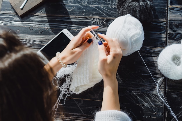 la fille se tricote dans un café