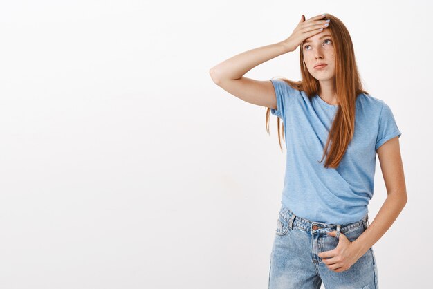 Fille sentant la pression et le stress d'être fatigué des ennuis et inquiets tenant la main sur le front en fouettant la sueur en expirant à peine à côté d'être épuisé d'avoir besoin de se reposer