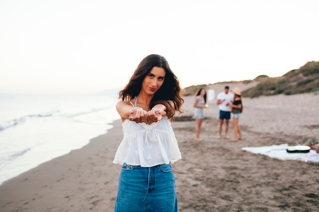 Fille avec ses amis à la plage