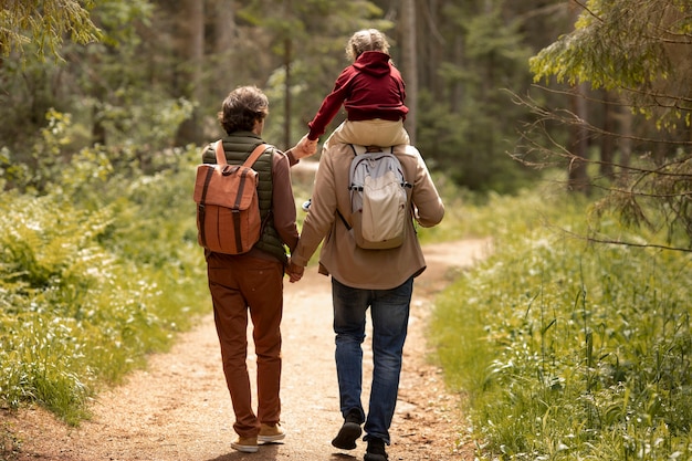 Photo gratuite fille avec ses pères profitant d'un voyage en famille