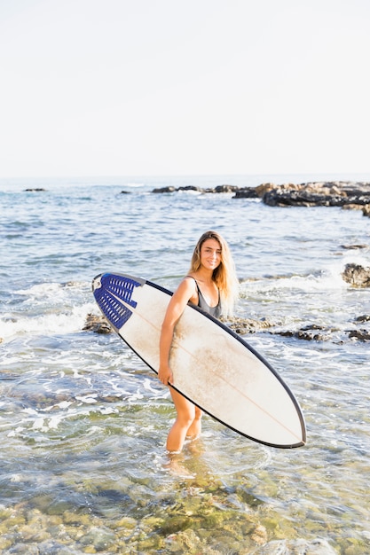 Fille sexy surfer