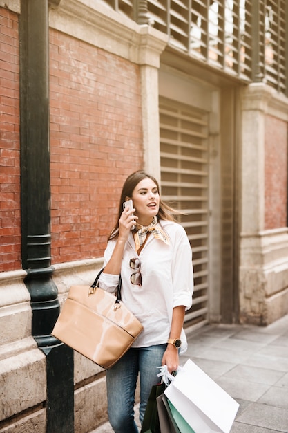 Fille shopping sur téléphone