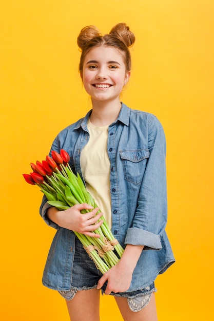 Fille de Smiley avec bouquet de fleurs