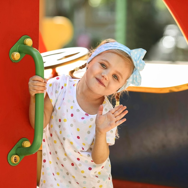 Photo gratuite fille de smiley dans le parc