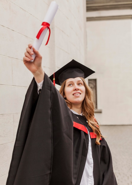 Photo gratuite fille de smiley avec diplôme