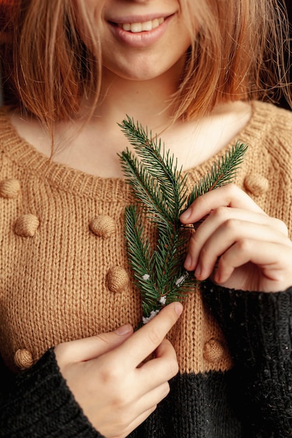 Photo gratuite fille de smiley gros plan avec brindille de sapin