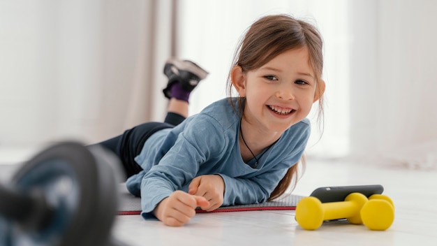 Fille smiley plein coup sur tapis